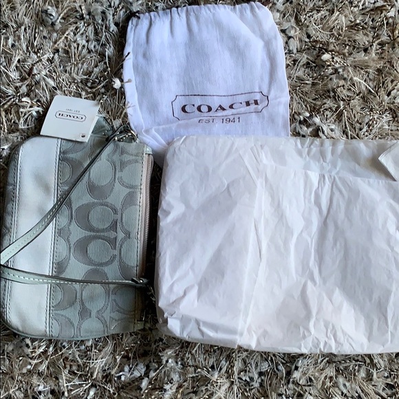 New Coach Gray wristlet Wallet‎ - Picture 8 of 8